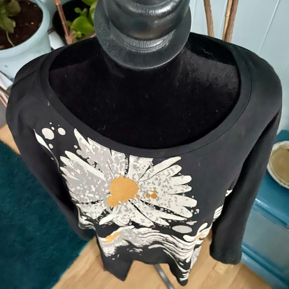 Long Sleeve Daisy Print Tee Size XL - Picture 3 of 12